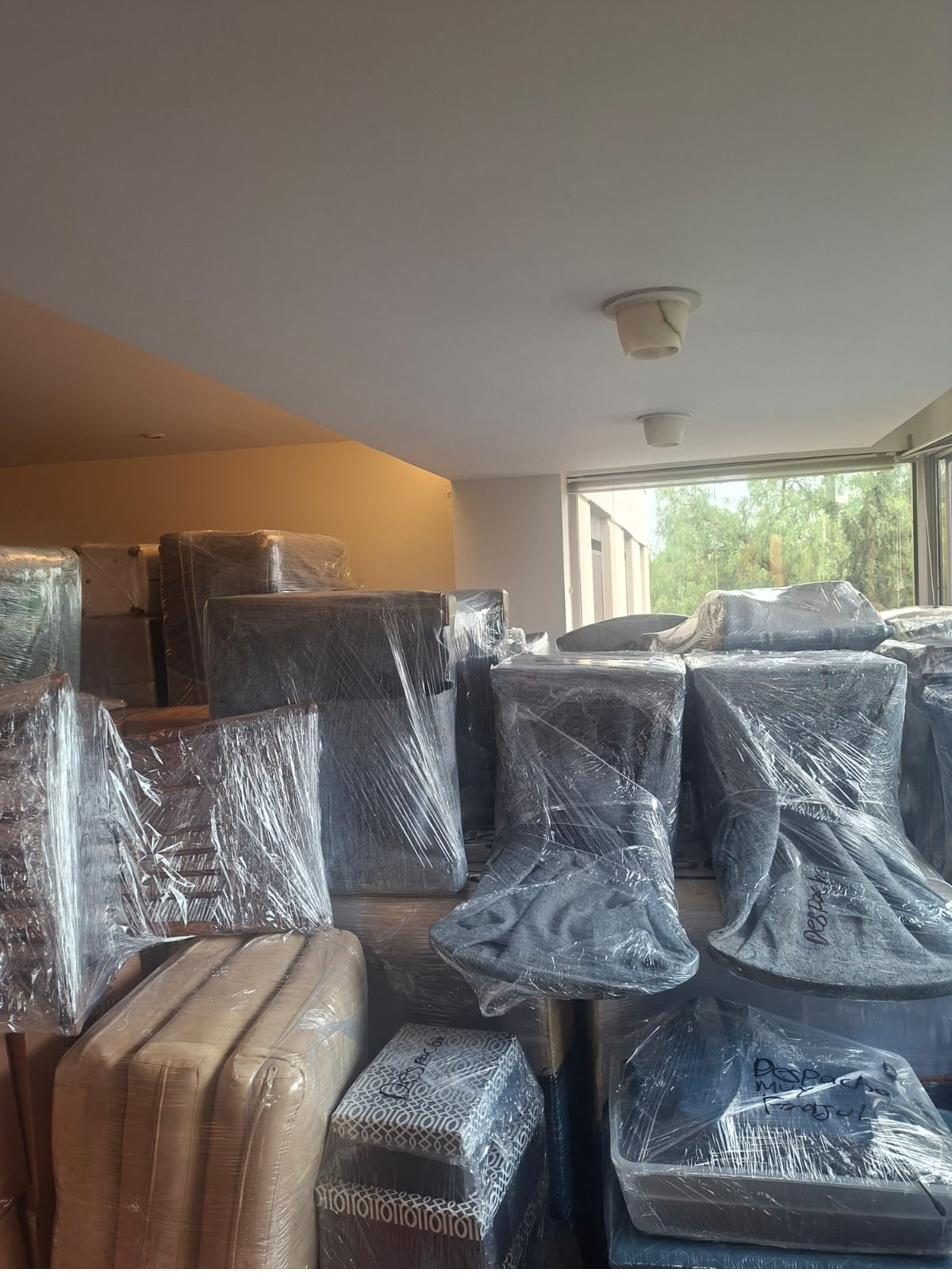 Recámara lista para mudanza con muebles protegidos
