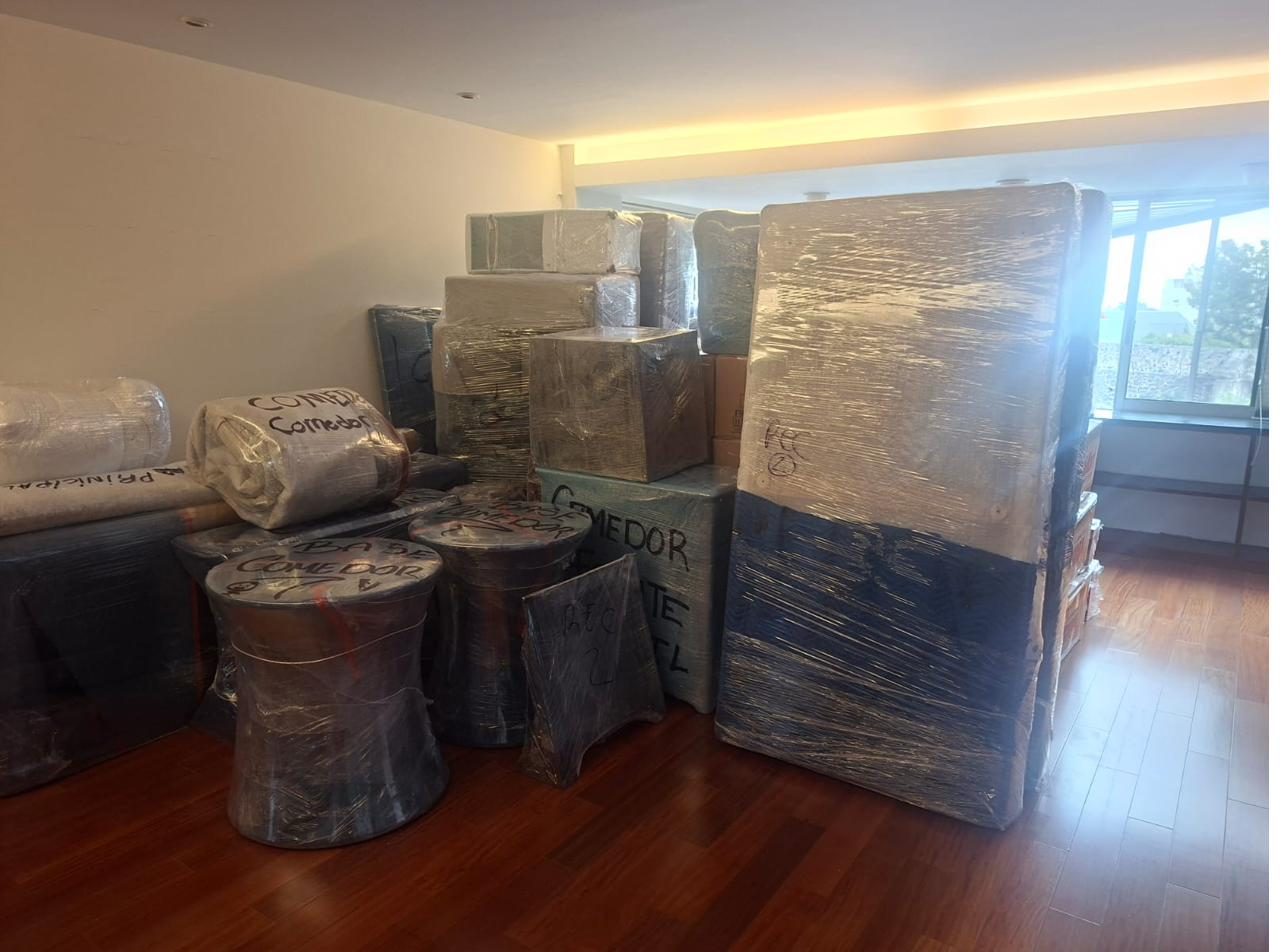 Equipo de +movinghouse.mx embalando muebles con cuidado