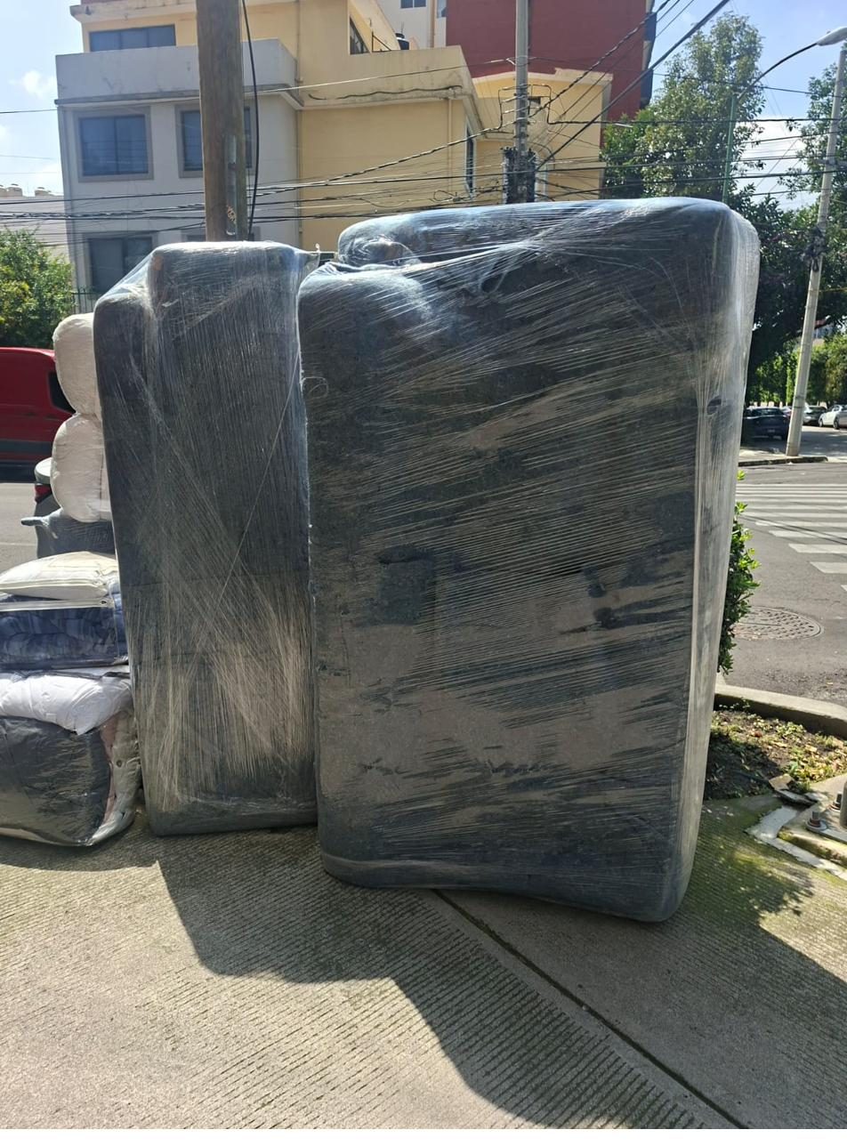 Mudanza en edificio residencial, pasillo y elevador