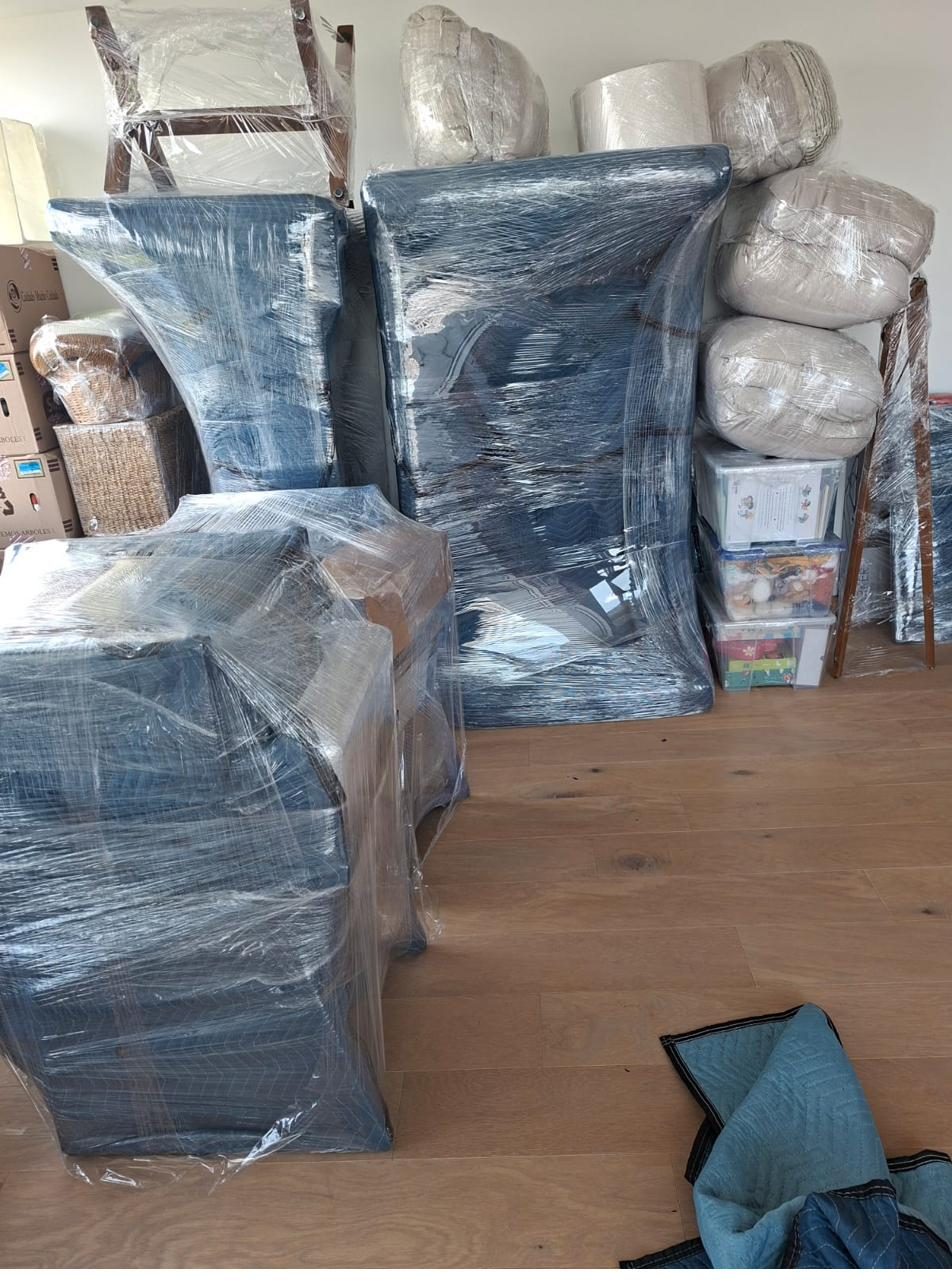 Carga de muebles embalados listos para transporte